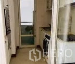 公寓 出租在Watthana, Bangkok - 独立厨房，白色橱柜、洗衣机，玻璃移门通向阳台