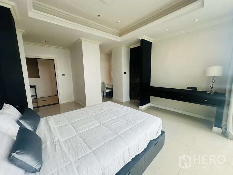 คอนโด ให้เช่าหรือขายในKhlong Toei, Bangkok - ห้องนอนขนาดใหญ่ ฝ้าเล่นระดับ มีโต๊ะทำงาน และแสงธรรมชาติส่องทั่วห้อง