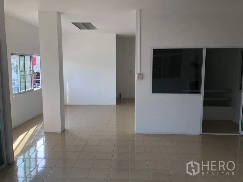 工厂 出租在Lam Luk Ka, Pathum Thani - 二层办公室，采光窗与瓷砖地面。
