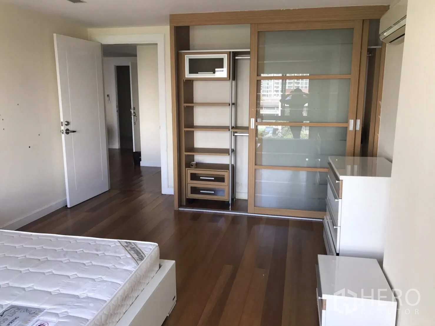 คอนโด ให้เช่าหรือขายในWatthana, Bangkok - ตู้เสื้อผ้าบิวท์อินบานเลื่อนกระจกฝ้า พร้อมชั้นวางแบบเปิดในห้องนอน.