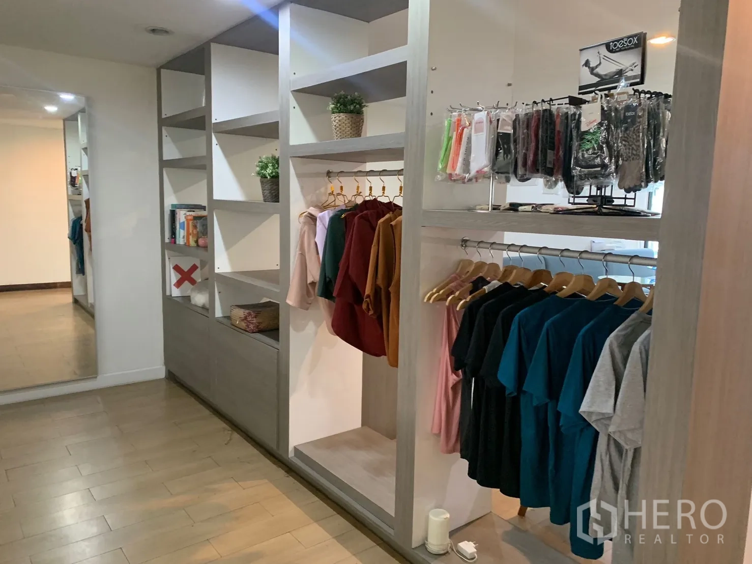 อาคารพาณิชย์ ให้เช่าในWatthana, Bangkok - ชั้นวางบิลท์อินและราวแขวนเสื้อสำหรับแสดงสินค้าในอาคารพาณิชย์