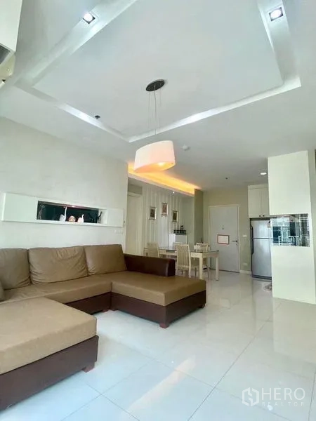 คอนโด for  - โถงรับแขกเชื่อมส่วนทานอาหารและครัว พร้อมไฟซ่อน