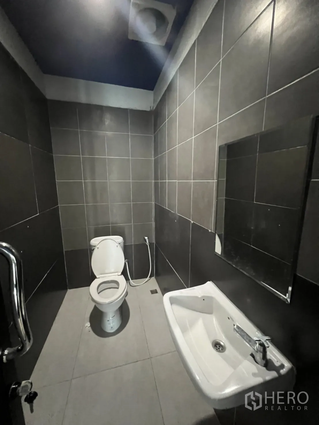 สำนักงาน ให้เช่าในWatthana, Bangkok - ห้องน้ำผนังกระเบื้องสีเข้ม มีโถสุขภัณฑ์ อ่างล้างมือ และกระจก