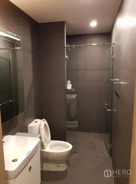 คอนโด ให้เช่าในPathum Wan, Bangkok - ห้องน้ำยาวแบบ Walk-in Shower กระจกบานใหญ่ กระเบื้องโทนเทา