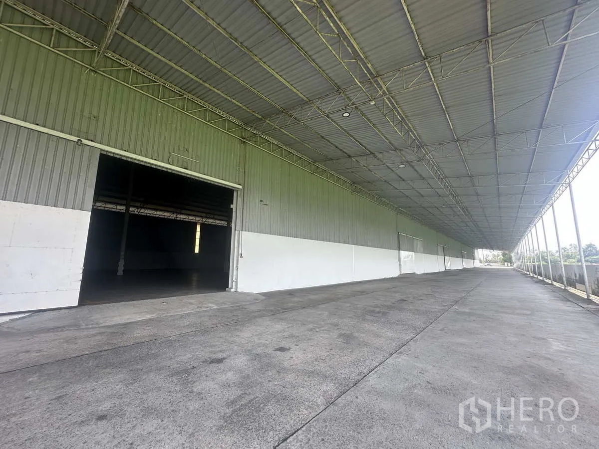 货栈 出租在Bang Pa-in, Phra Nakhon Si Ayutthaya - 装卸雨棚区，开启的卷门可直接进入仓库。