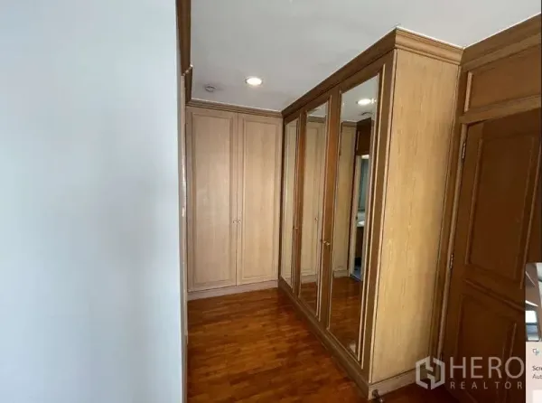 คอนโด ให้เช่า - โถงวอล์กอินคลอเซ็ต มีก็ตู้เสื้อผ้าบานกระจกเต็มสูงและตู้ไม้บิลท์อิน