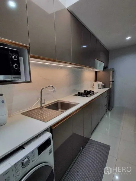 联排别墅 出售在Mueang Nonthaburi, Nonthaburi - 长廊式厨房，亮面橱柜、燃气炉、洗涤槽与家电