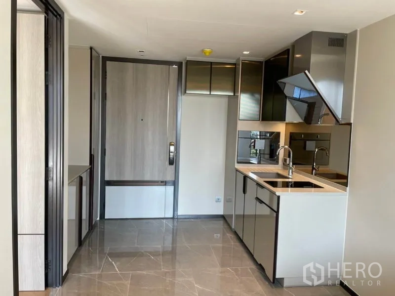 คอนโด ขายในWatthana, Bangkok - โถงทางเข้ามุมมองสู่ครัวสมัยใหม่ ตู้บิลท์อินและเครื่องใช้ครบ