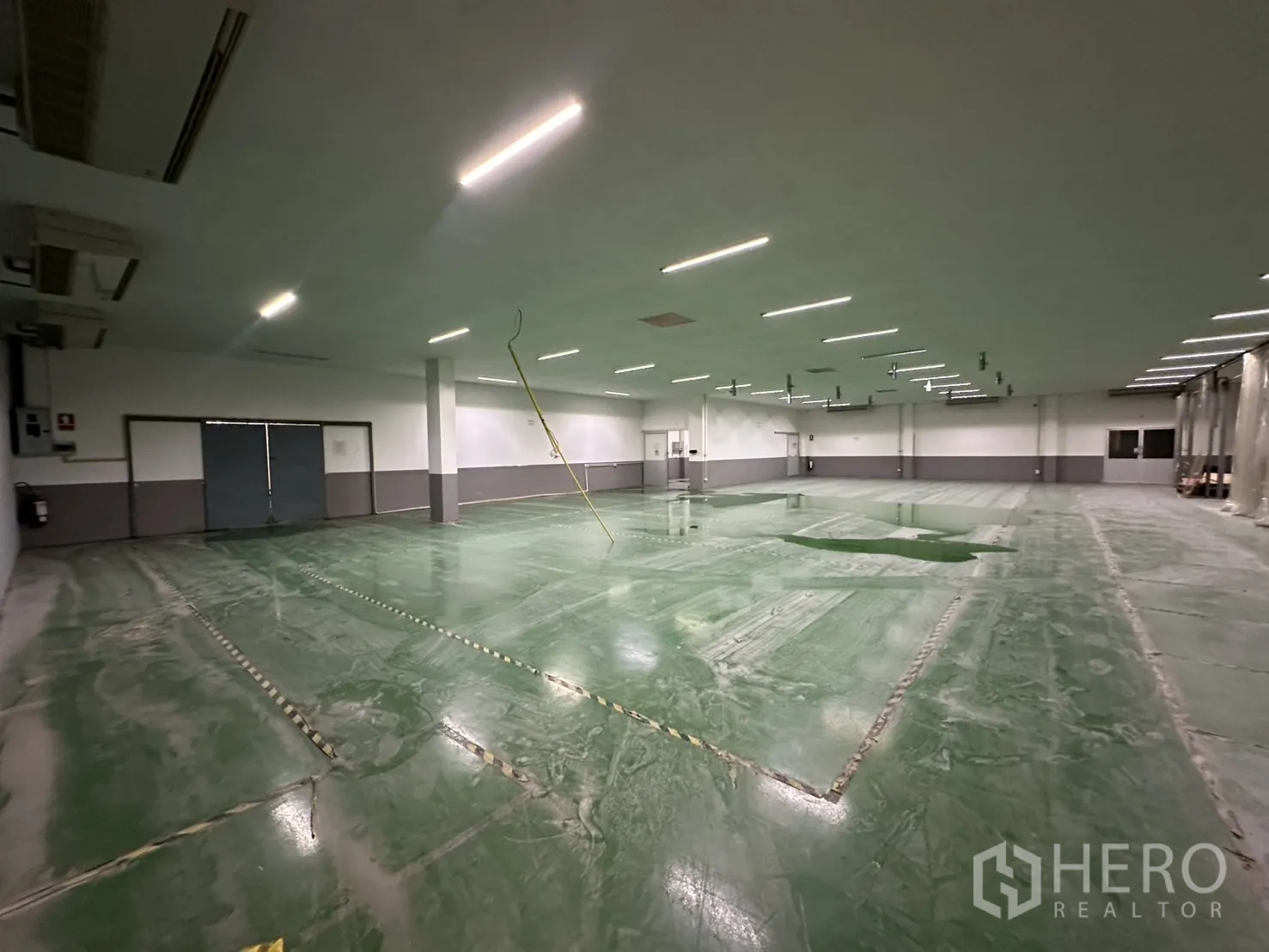 โรงงาน ให้เช่า - ห้องผลิตปรับอากาศ เพดานต่ำ พื้นอีพ็อกซี่สีเขียว