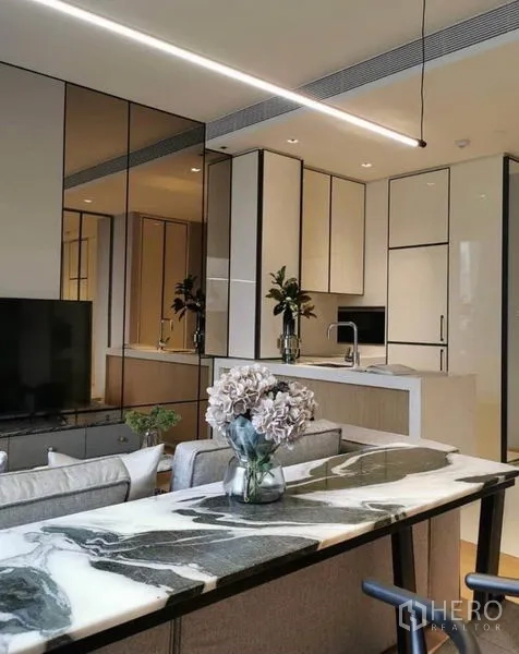 คอนโด ให้เช่าในKhlong Toei, Bangkok - โต๊ะทานอาหารหินอ่อนยาวกับไฟเส้น แขวน เห็นครัวบิลท์อิน