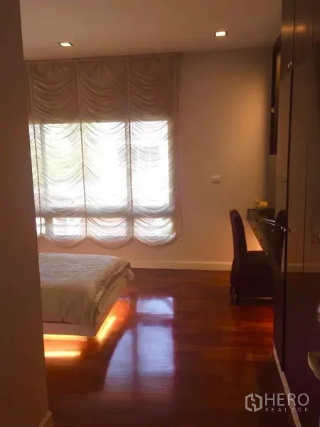 บ้าน ขายในLat Krabang, Bangkok - ห้องนอนอบอุ่น พื้นไม้ ผ้าม่านระบาย พร้อมเตียงไฟซ่อน