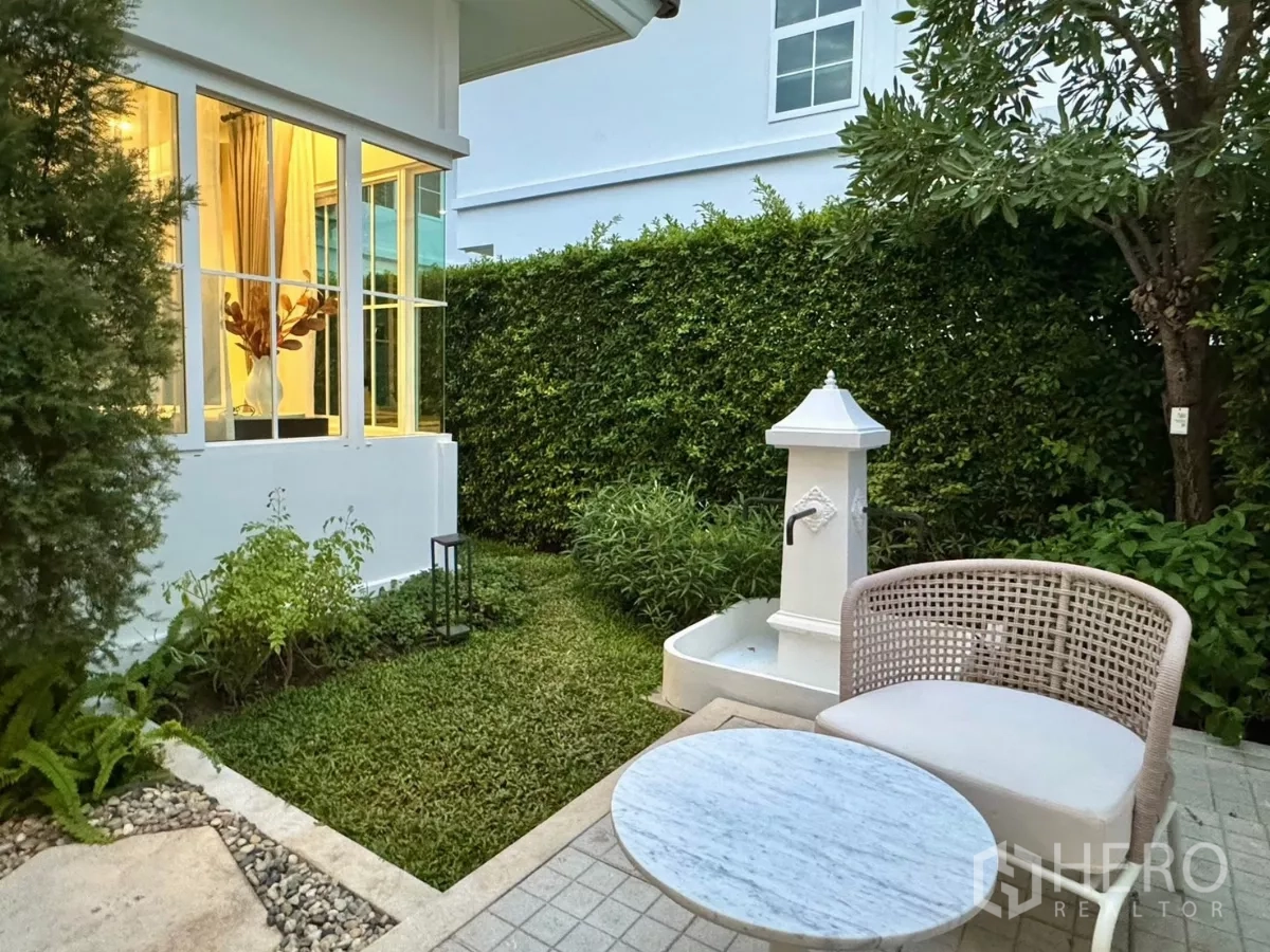 Detached House for rent in Bang Phli, Samut Prakan - Garden patio corner with small fountain, greenery and outdoor chair.