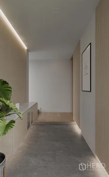 บ้าน ให้เช่าในSaphan Sung, Bangkok - โถงทางเดินมินิมอล ไฟซ่อน พื้นหิน และต้นไม้กระถาง