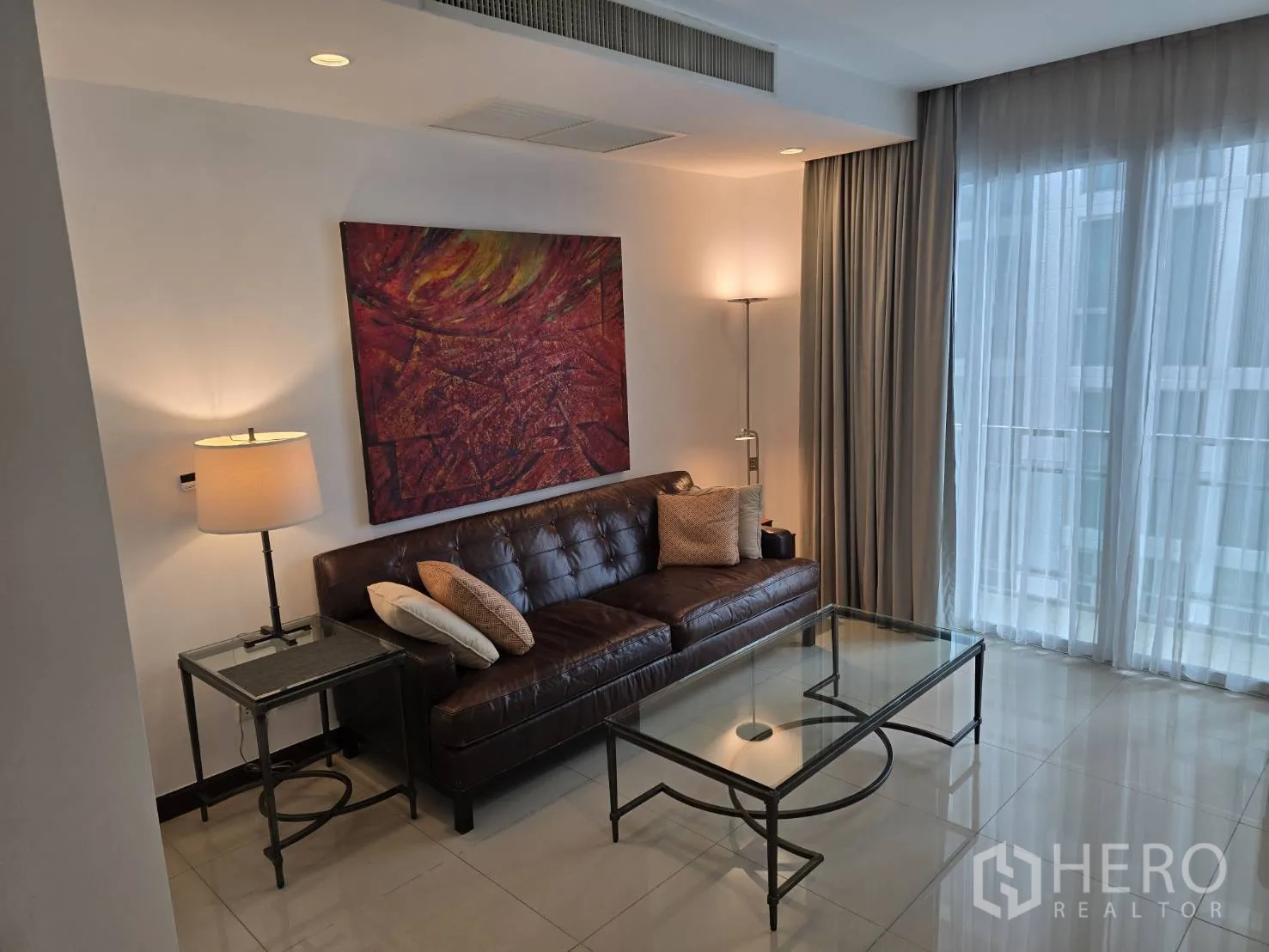 คอนโด for rent or sale in Watthana, Bangkok - ห้องนั่งเล่นทีวี ตู้วาง และงานศิลป์ มองเห็นครัว.