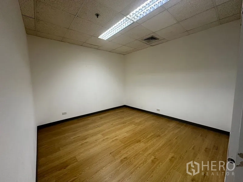 办公空间 出租在Watthana, Bangkok - 空置的独立办公室，木地板与吸音天花板。