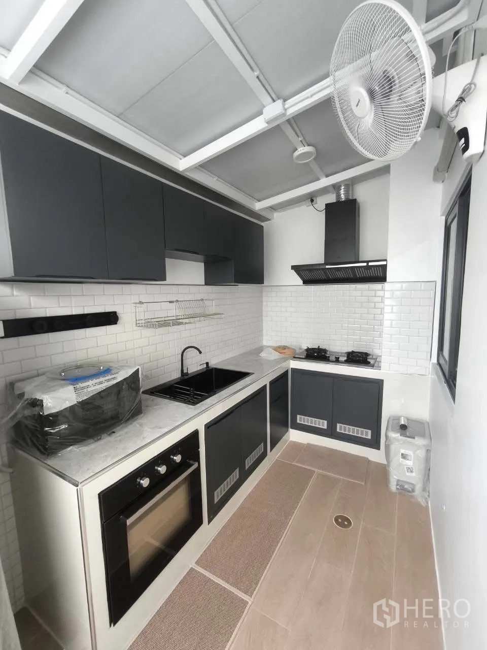 ทาวน์เฮาส์ for rent in Bang Phli, Samut Prakan - ครัวบิวท์อินสมัยใหม่ ตู้เก็บของ เตาแก๊ส เครื่องดูดควัน และเตาอบ