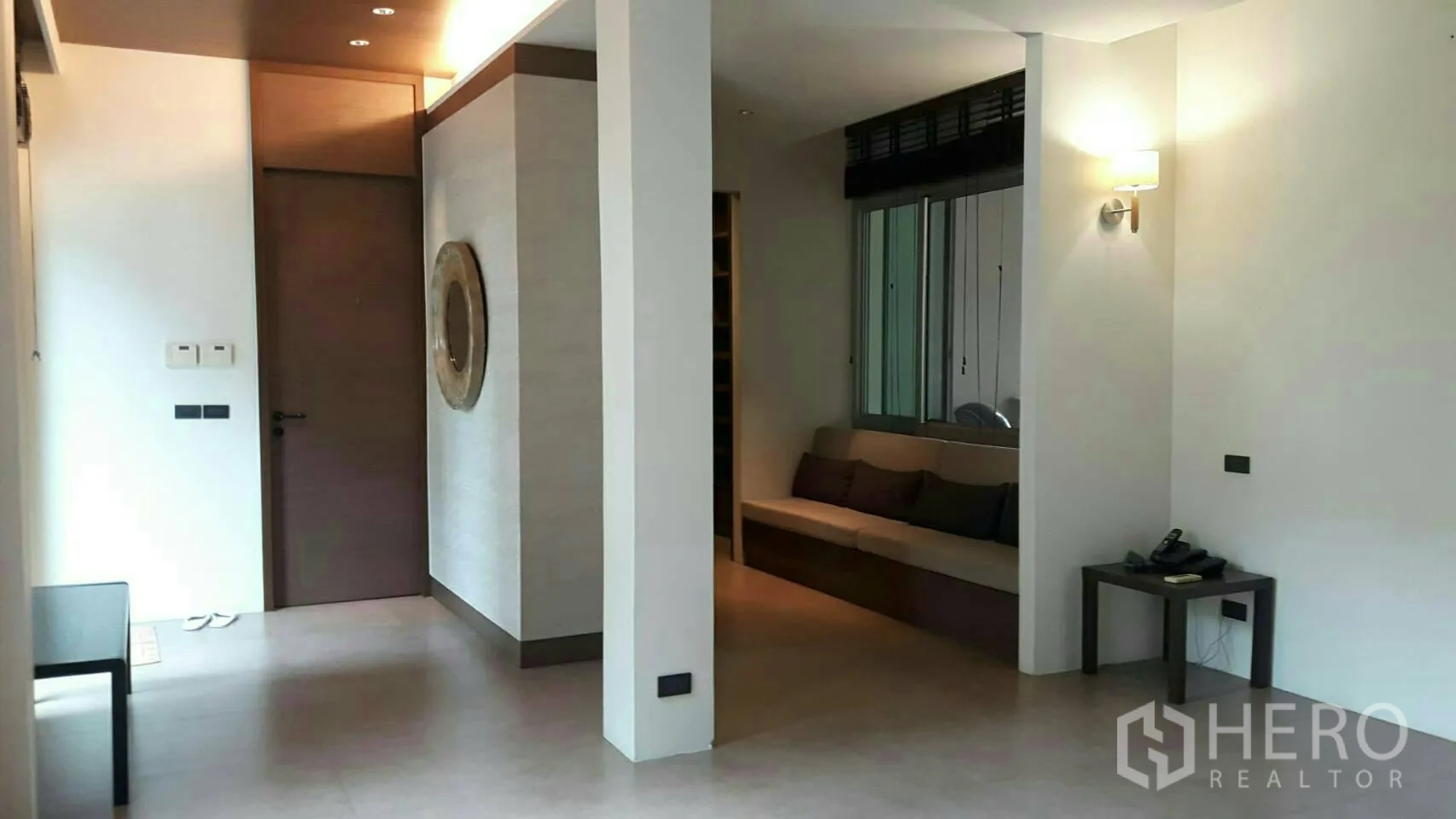 บ้าน ให้เช่าหรือขายในPrawet, Bangkok - โถงทางเข้ากว้าง พร้อมมุมที่นั่งบิลท์อินและแสงไฟนุ่มนวล