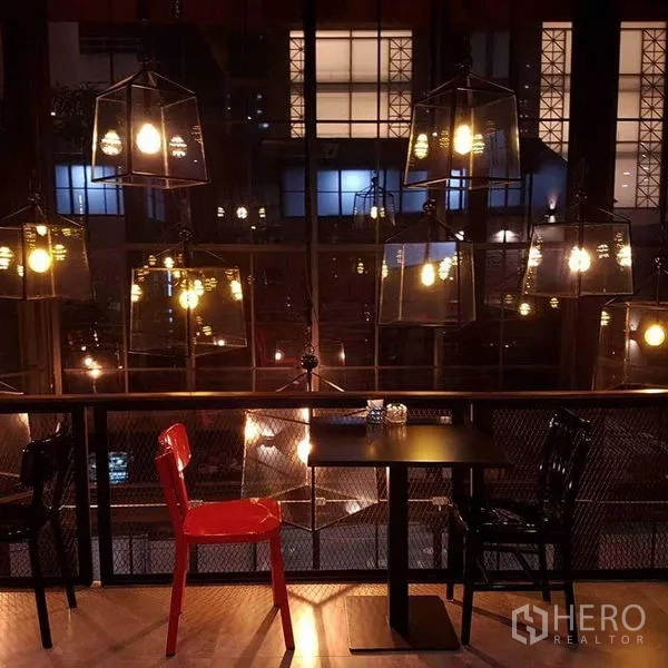 พื้นที่ขายปลีก ให้เช่าในSathon, Bangkok - ที่นั่งชั้นลอยยามค่ำ พร้อมไฟห้อยโทนอุ่นสร้างบรรยากาศ