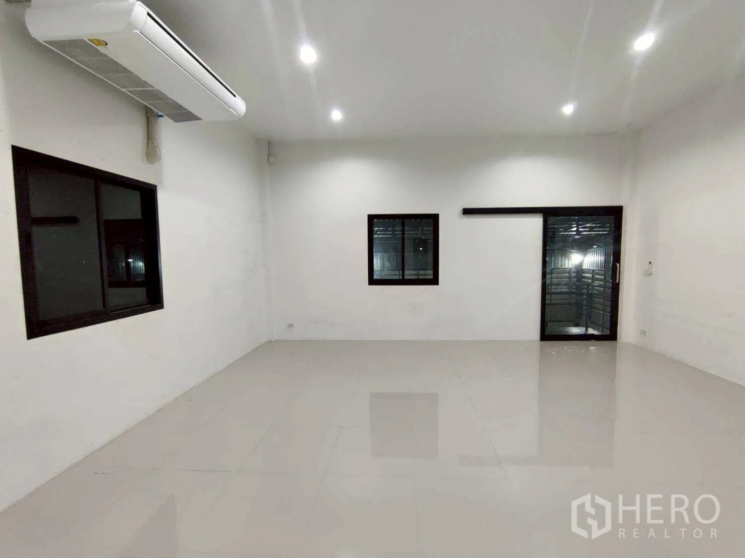 货栈 for rent in Lam Luk Ka, Pathum Thani - 办公室通过玻璃门可眺望仓库，拎包即可布局。