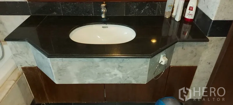 คอนโด ให้เช่าในSathon, Bangkok - อ่างล้างหน้าเคาน์เตอร์หินแกรนิตสีดำพร้อมตู้ใต้ซิงก์