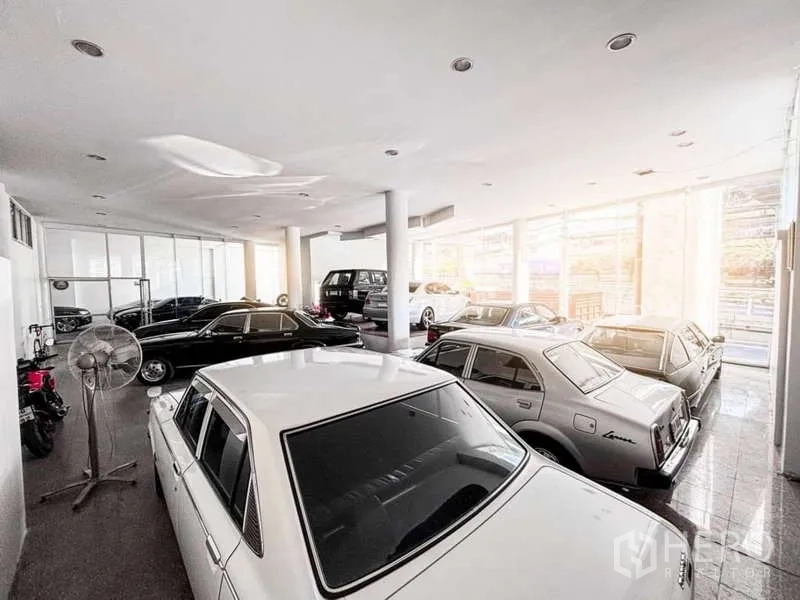 展厅 出租或出售在Bangkok Yai, Bangkok - 临街前厅陈列多辆经典汽车与摩托车，采光良好。