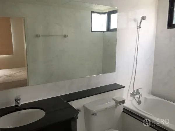 คอนโด ให้เช่าในWatthana, Bangkok - ห้องน้ำสไตล์โมเดิร์น กระจกบานใหญ่ อ่างอาบน้ำพร้อมฝักบัว โถสุขภัณฑ์ และเคาน์เตอร์ท็อปสีเข้ม