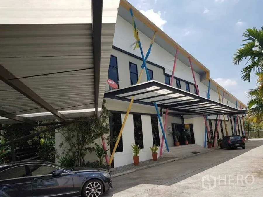 工厂 出售在Saphan Sung, Bangkok - 工厂正面街景，彩色支撑与雨棚入口醒目。