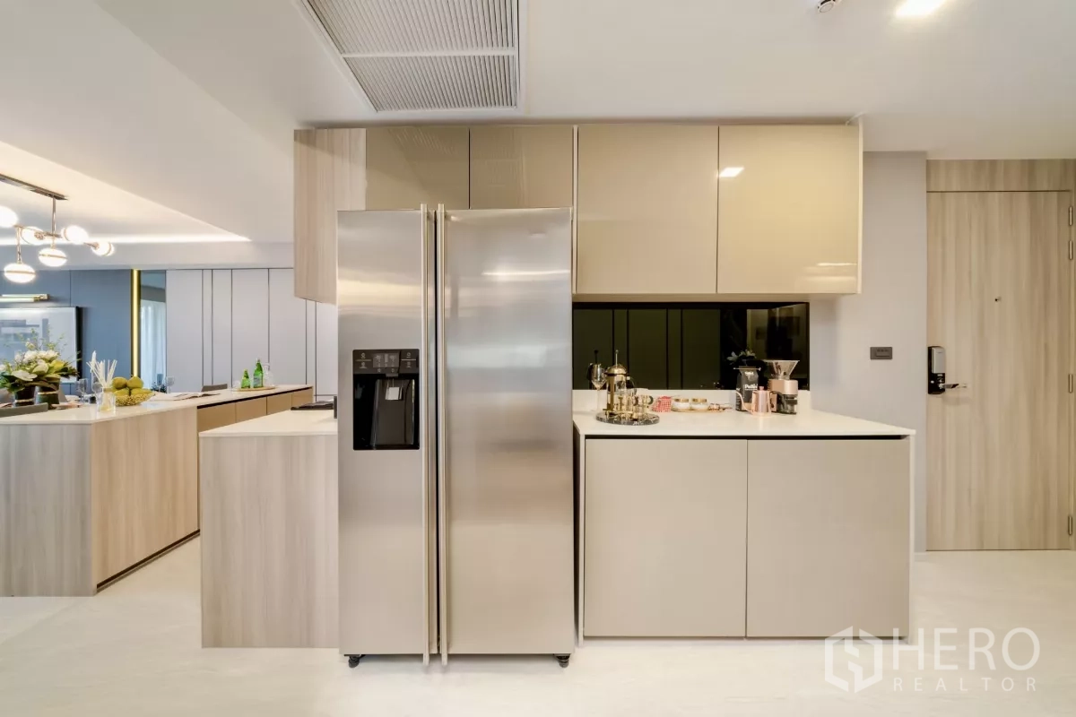 คอนโด ให้เช่าในWatthana, Bangkok - ทางเข้าครัวพร้อมตู้เย็นสแตนเลสแบบสองประตูและตู้บิวท์อินสีเบจ