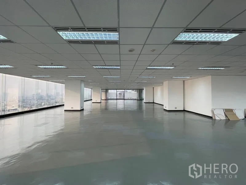 办公空间 出租在Din Daeng, Bangkok - 超大转角办公区，两侧全景窗。