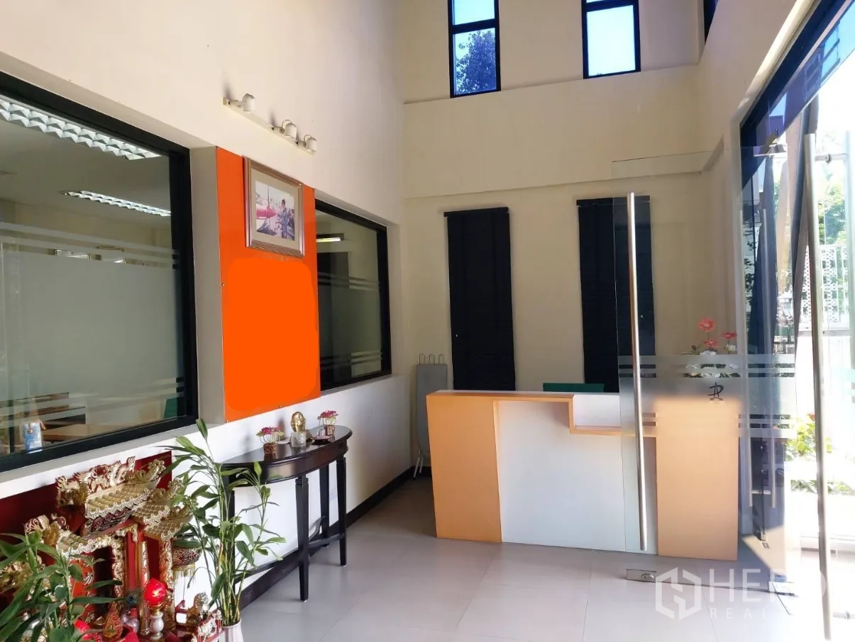 คลังสินค้า for sale in Bang Bon, Bangkok - โถงต้อนรับเพดานสูง ทางเข้าแบบกระจก และเคาน์เตอร์รีเซ็ปชัน