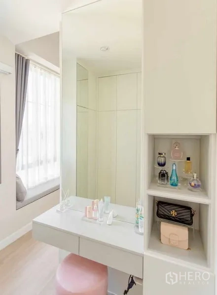 Detached House for rent in Bang Khun Thian, Bangkok - Built-in vanity with full-height mirror and open shelving beside a window seat.