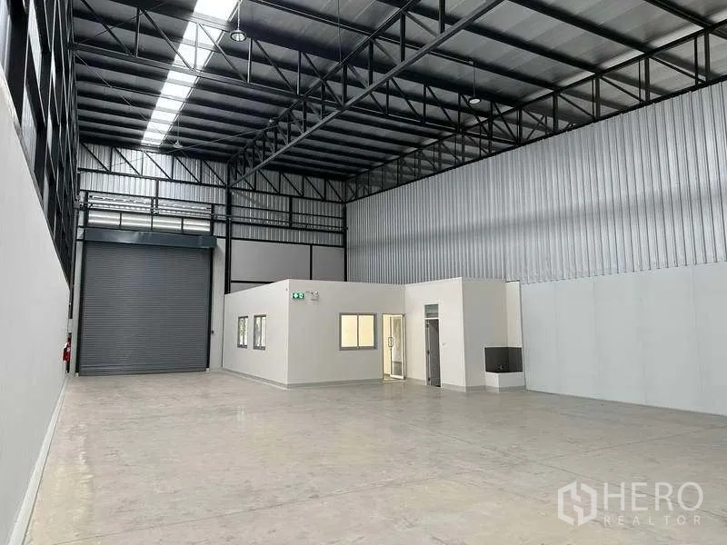 Factory for rent in Bang Phli, Samut Prakan - Open production space with polished concrete floor and insulated roof panels.