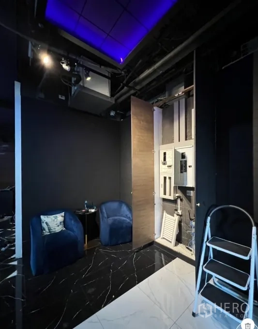 พื้นที่ขายปลีก ให้เช่า - มุมยูทิลิตีมีตู้คอนโทรลไฟ อยู่ข้างเก้าอี้กำมะหยี่สีน้ำเงินสองตัว