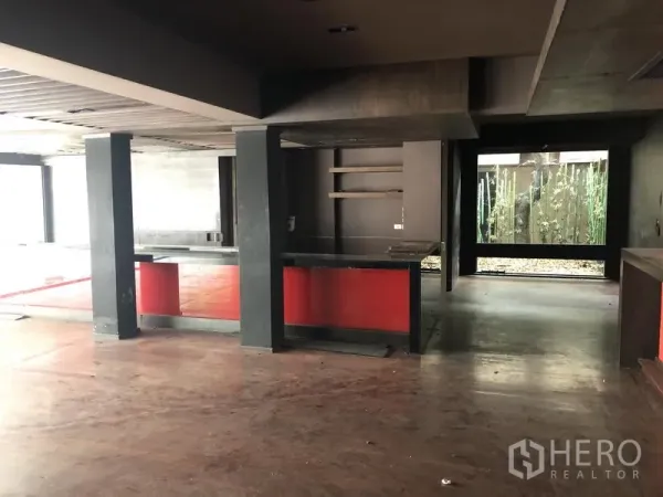 零售空间 出租在Bang Khae, Bangkok - 开放式室内空间，深色吧台、立柱与搁架，可二次装修。