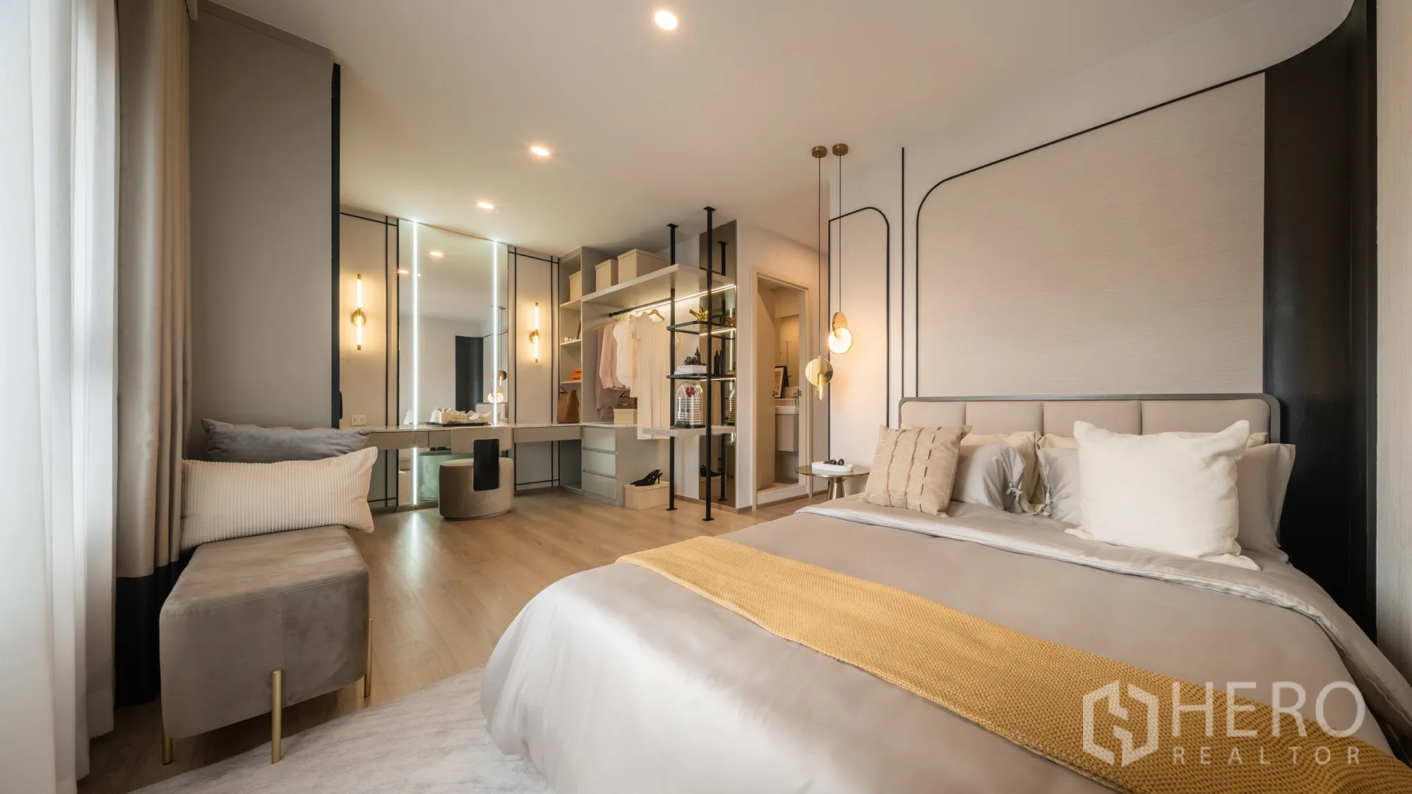 公寓 for sale in Khlong Toei, Bangkok - 主卧配开放式衣柜、镜面梳妆台与柔和吊灯照明。