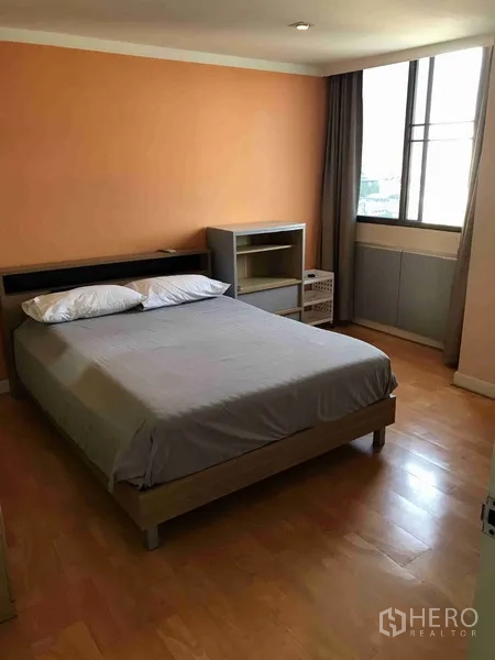 公寓 出租或出售在Watthana, Bangkok - 次卧带桃色强调墙，双人床与收纳柜。