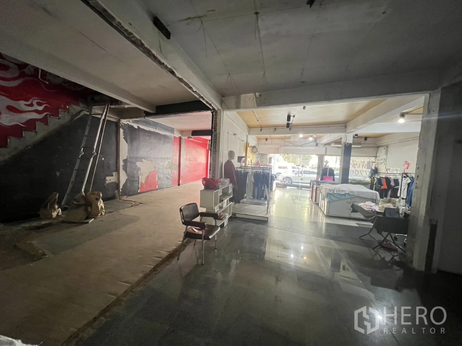 พื้นที่ขายปลีก for rent in Khlong Toei, Bangkok - โถงค้าปลีกชั้นล่างขนาดใหญ่ สภาพพร้อมปรับปรุงและพื้นที่แสดงสินค้า