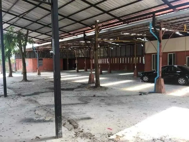 คลังสินค้า ให้เช่าหรือขายในKhlong Sam Wa, Bangkok - โกดังแบบเปิดหลังคาเหล็ก พื้นคอนกรีต กำแพงอิฐ พร้อมห้องออฟฟิศขนาดเล็ก