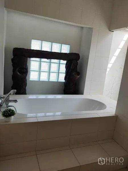 บ้าน ขายในMin Buri, Bangkok - ห้องน้ำพร้อมอ่างอาบน้ำบิลท์อิน และผนังกระจกบล็อก