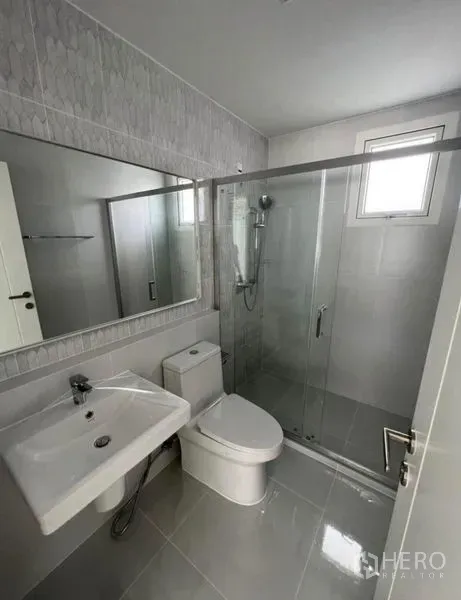 บ้าน ให้เช่าในMin Buri, Bangkok - ห้องน้ำสไตล์โมเดิร์น พร้อมตู้กระจกอาบน้ำ กระจกเงาบานยาว และกระเบื้องสีเทา