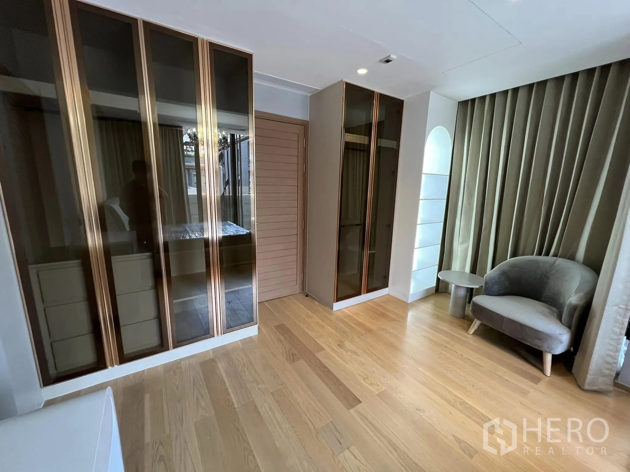 บ้าน ให้เช่าหรือขายในYan Nawa, Bangkok - พื้นที่ตู้เสื้อผ้ากว้าง ตู้กระจกและเก้าอี้พักผ่อน