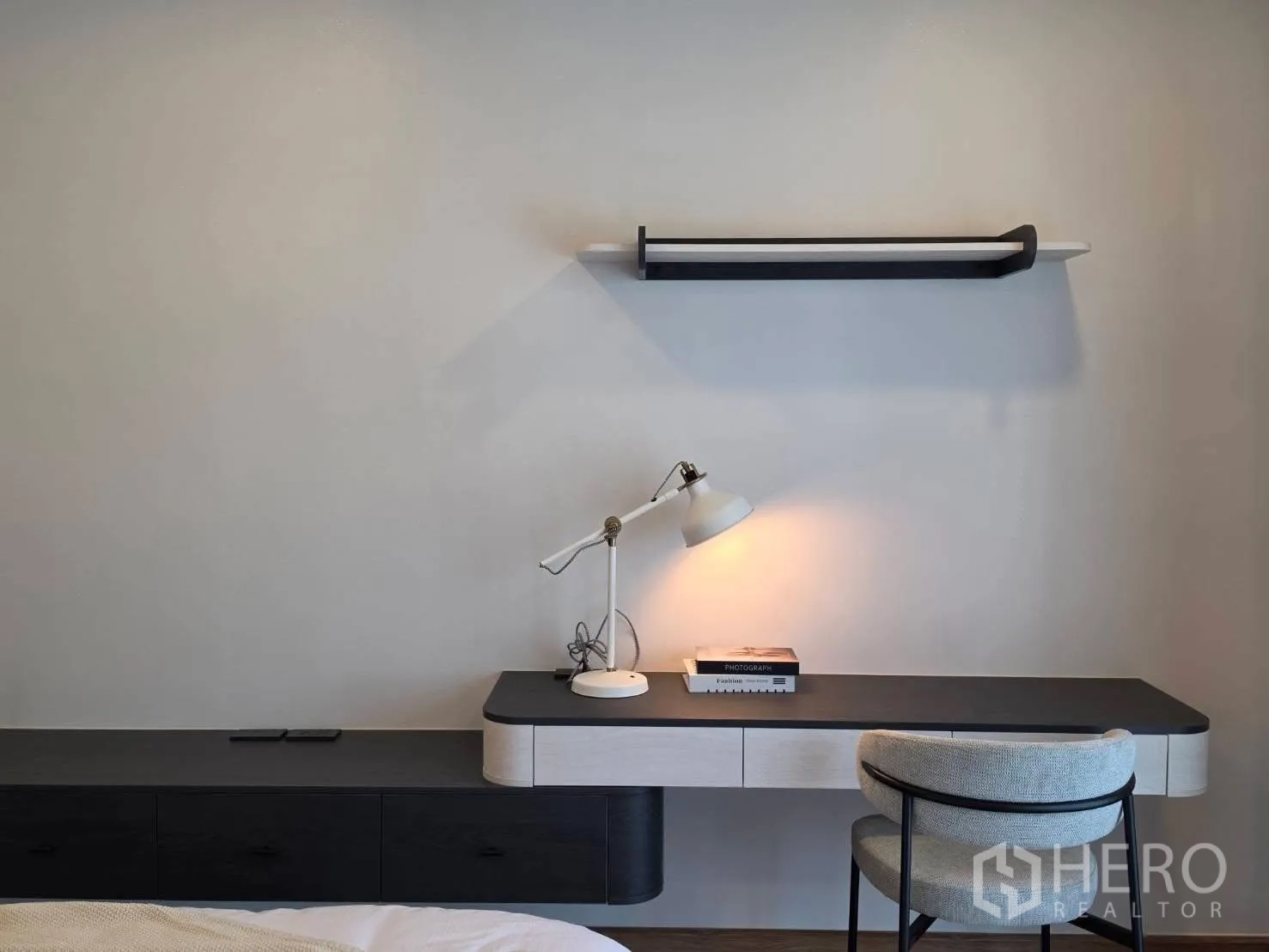 独栋房屋 for rent in Bang Phli, Samut Prakan - 墙面长书桌与收纳柜全景
