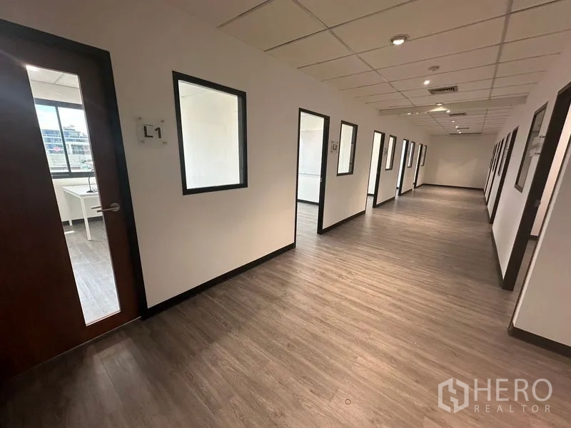 办公空间 出租在Khlong Toei, Bangkok - 明亮走道，两侧多间办公室与内窗
