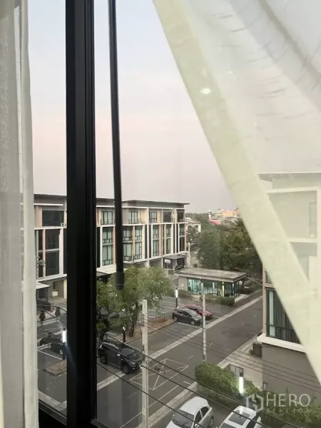 สำนักงานที่บ้าน ให้เช่าในLat Phrao, Bangkok - มุมมองจากหน้าต่างชั้นบน เห็นถนนภายในโครงการและอาคารโฮมออฟฟิศ