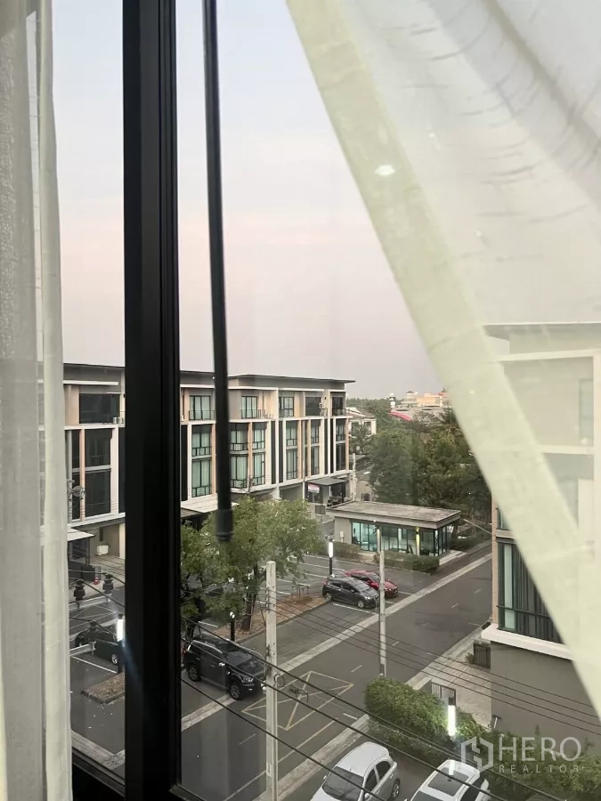 สำนักงานที่บ้าน ให้เช่าในLat Phrao, Bangkok - มุมมองจากหน้าต่างชั้นบน เห็นถนนภายในโครงการและอาคารโฮมออฟฟิศ