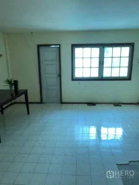 อาคารพาณิชย์ ให้เช่าในWatthana, Bangkok - ห้องชั้นบนสว่าง มีหน้าต่างบานใหญ่ ประตูด้านข้าง และพื้นกระเบื้องเงา