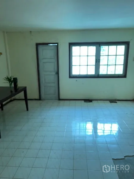 อาคารพาณิชย์ ให้เช่าในWatthana, Bangkok - ห้องชั้นบนสว่าง มีหน้าต่างบานใหญ่ ประตูด้านข้าง และพื้นกระเบื้องเงา