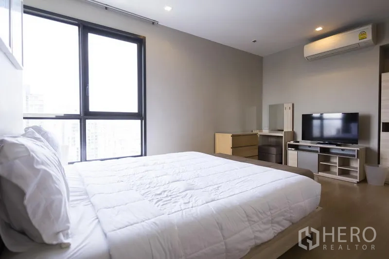 คอนโด ให้เช่าในWatthana, Bangkok - ห้องนอนหลักเตียงคิง หน้าต่างบานใหญ่ ทีวี แอร์ และตู้เก็บของบิลท์อิน