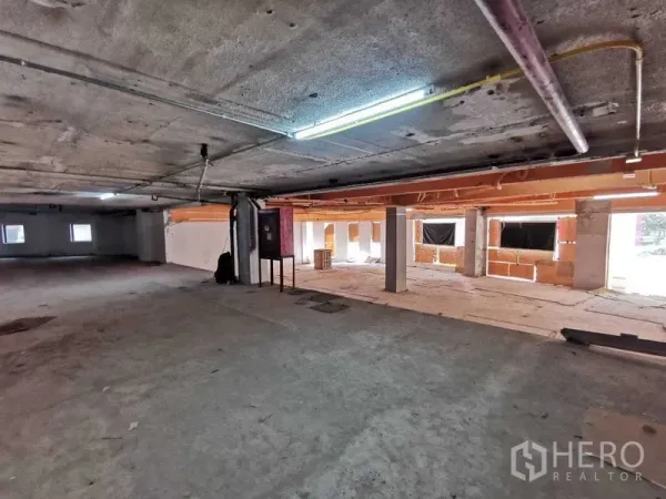 พื้นที่ขายปลีก ให้เช่าในKhlong Toei, Bangkok - พื้นที่ร้านค้าเปล่ากว้าง เพดานเปิดโชว์ พื้นคอนกรีต เสา และไฟฟลูออเรสเซนต์