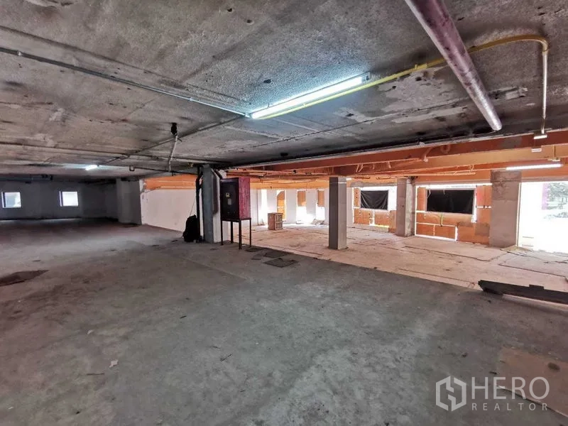 พื้นที่ขายปลีก ให้เช่าในKhlong Toei, Bangkok - พื้นที่ร้านค้าเปล่ากว้าง เพดานเปิดโชว์ พื้นคอนกรีต เสา และไฟฟลูออเรสเซนต์